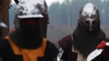 Savaş için hazırlanan Ortaçağ savaşçıları, zırhlı şövalyeler, tarihi canlandırma