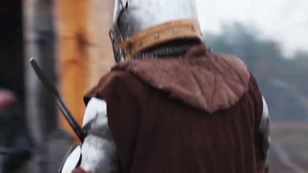 Fim da luta entre dois cavaleiros medievais, reencenação do torneio histórico — Vídeo de Stock