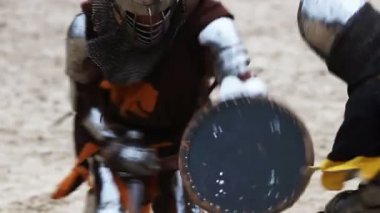 İki güçlü at ortaçağ giysileri