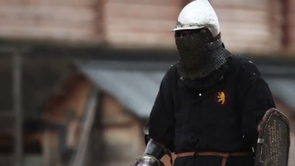 Knight salue son ennemi sur le champ de bataille. Début du tournoi de combat à l'épée — Video