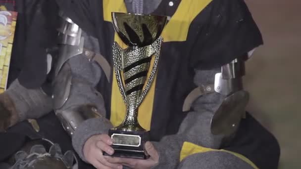 Rievocazione del torneo cavalleresco medievale. Vincitore posa per le foto con la sua tazza — Video Stock