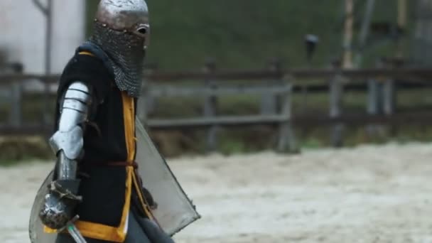 Strong knight comes to battlefield and waits for his rival. Medieval tournament — Stock Video