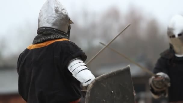 Сильный рыцарь бросает вызов своему противнику — стоковое видео