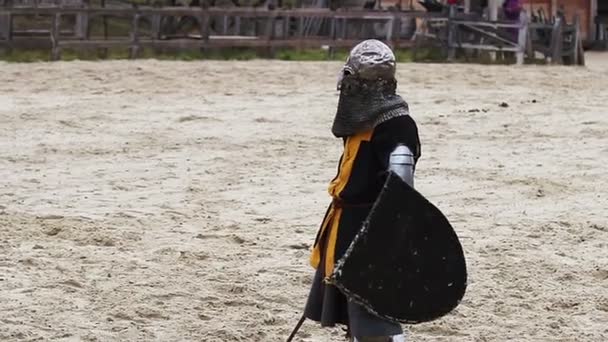 Cavaleiro medieval à espera do seu adversário — Vídeo de Stock