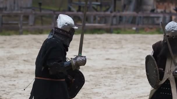Μεσαιωνική πολεμιστές αγωνίζονται — Αρχείο Βίντεο
