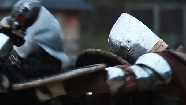 Két erős férfi középkori páncélos — Stock videók