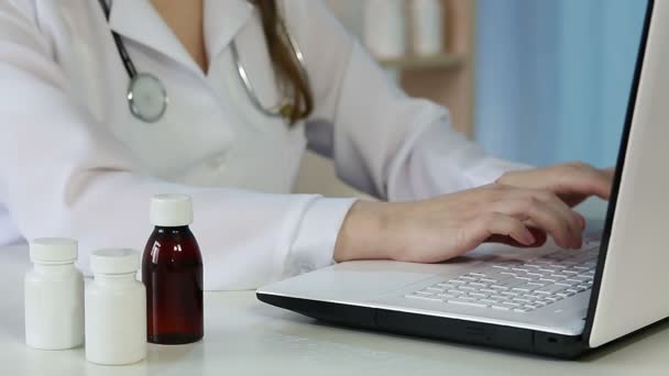 Médico consulta paciente on-line, escolhe medicação, faz registros eletrônicos — Vídeo de Stock