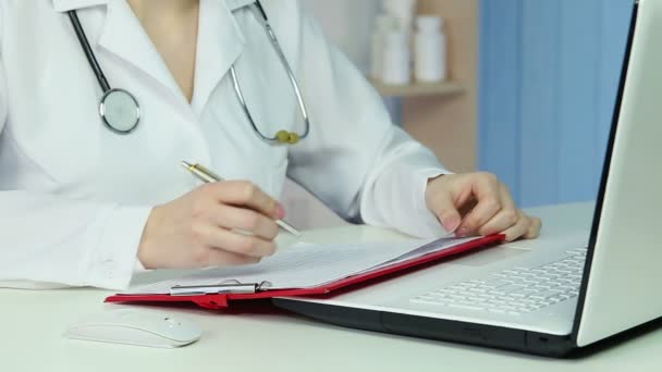 Médecin féminin vérifiant le test EEG, étudiant l'activité électrique du cerveau du patient — Video