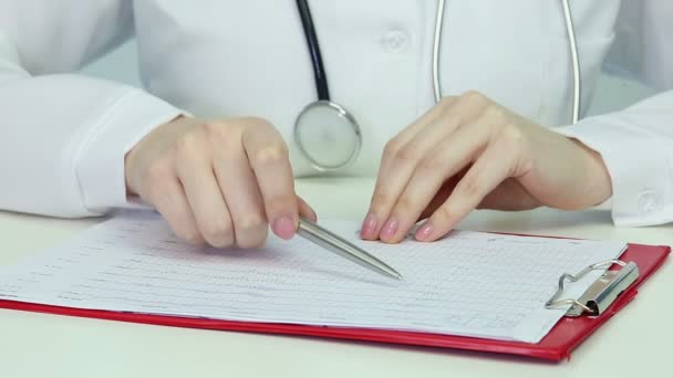 Médecin examinant l'électroencéphalogramme, étudiant l'activité cérébrale du patient, EEG — Video