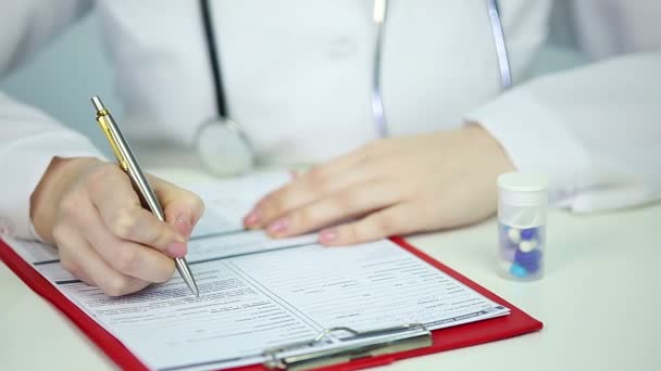 Lekarz wypełniający formularz rejestracyjny pacjenta, recepcjonista medyczny w szpitalu — Wideo stockowe