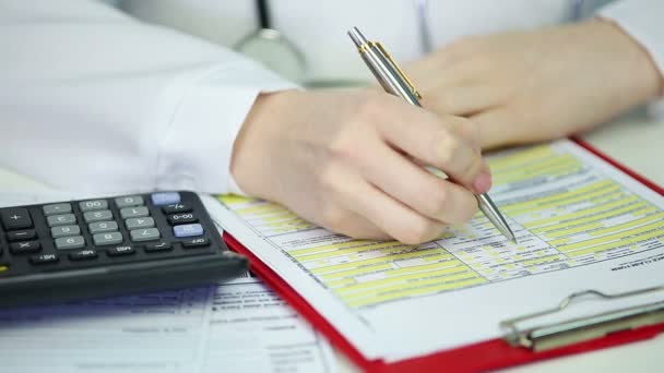 Terapeuta feminina preenchendo formulário de pedido de seguro de saúde, calculando despesas — Vídeo de Stock