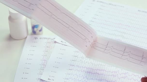 Cardiólogo estudiando pacientes actividad cardíaca — Vídeo de stock