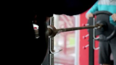 Spor Salonu, kişisel antrenör ağır bar kaldırma ile çalışma ziyaretçi Spor Kulübü