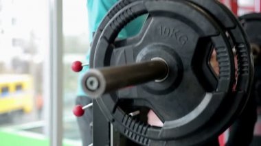 Fitness Eğitmeni yardımcı atlet halter egzersiz, başparmak ile motive edici