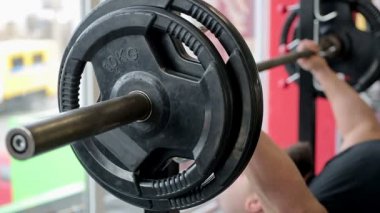 güçlü bir adam ağırlık kaldırma