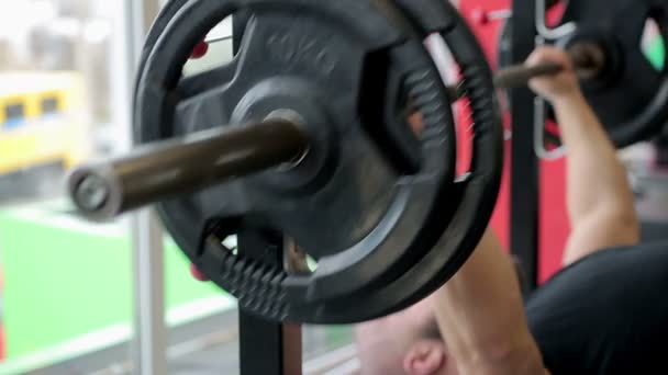 Starker Mann beim Gewichtheben — Stockvideo