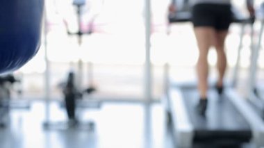 Koşu bandında antrenman yapan adam