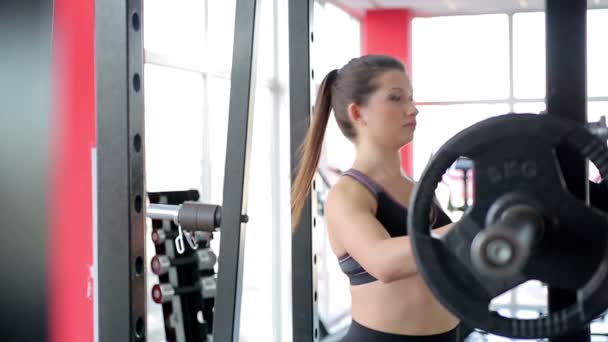Γυναίκα που κάνει squat ασκήσεις barbell — Αρχείο Βίντεο