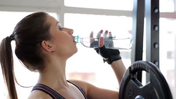 Sportlerin trinkt frisches Wasser — Stockvideo