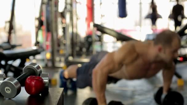 Bodybuilder faire haltère push ups — Video