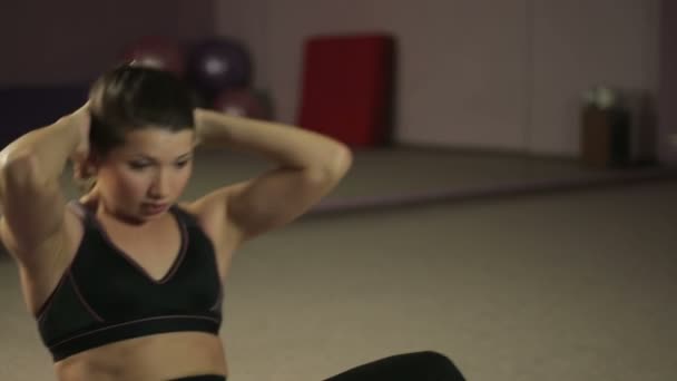 Κορίτσι κάνει επίπεδη κοιλιά ασκήσεις — Αρχείο Βίντεο