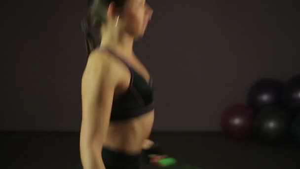 Mujer haciendo ejercicios de cuerda de salto — Vídeo de stock