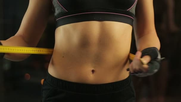 Mujer midiendo cintura, resultados de entrenamiento — Vídeos de Stock