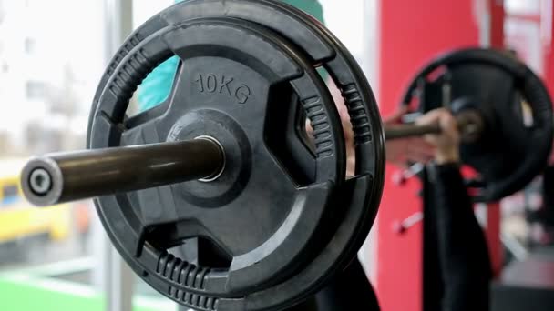 Treinador pessoal ajudando atleta iniciante a fazer exercício de supino, treino — Vídeo de Stock