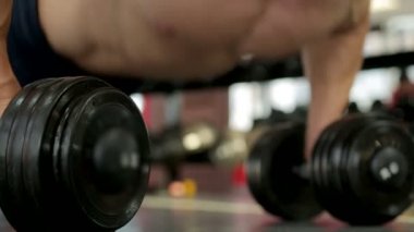 Dumbbell itme yaparken vücut geliştirmeci ups