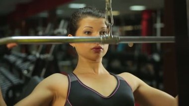 Açılan egzersizleri yapıyor erkek