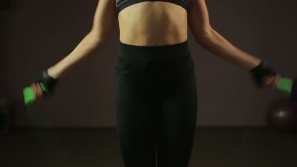 Vrouw doen springtouw oefeningen — Stockvideo