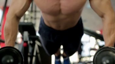 Dumbbell itme yaparken vücut geliştirmeci ups