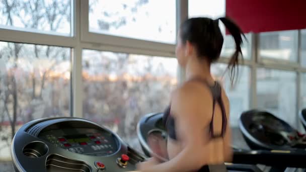 Жінка займається біговою доріжкою — стокове відео