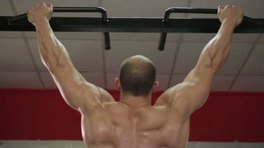 Vücut geliştirmeci pull-up, işi mükemmel kas vücut ile rekabet için hazırlanıyor