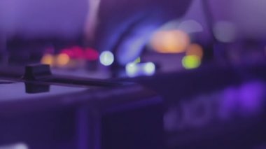 DJ ayakta Mikser masada