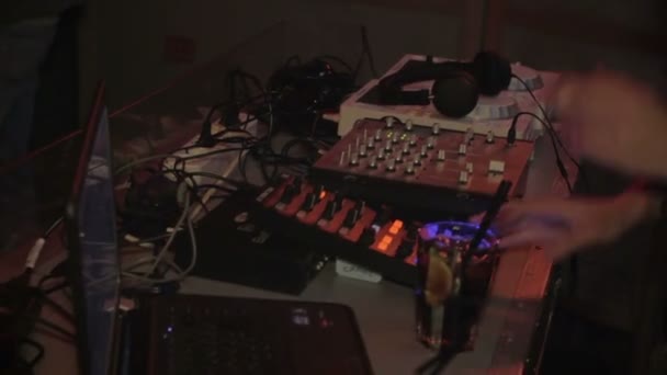 DJ στέκεται στην κονσόλα — Αρχείο Βίντεο