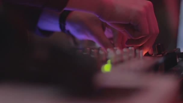 Dj utilizando equipamento de som — Vídeo de Stock