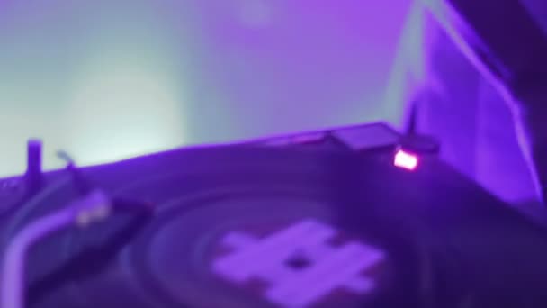 DJ dziewczynę stojącą w konsola miksująca — Wideo stockowe