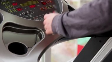 Spor, koşu bandında yürüyüş erkek atlet olarak çalışma önce ısınma adam