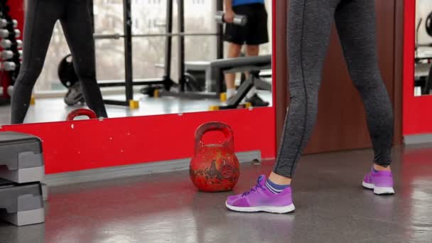 Femme motivée avec beau corps en forme faisant squats dans la salle de gym pour cul sexy — Video