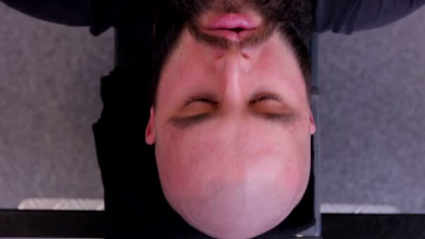 Zdrowy młody człowiek pocenie się podczas pchania ciężkich brzana, ciężko pracuje na siłowni — Wideo stockowe