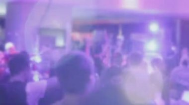 Gençler pistinde, Dj set oynamak parti kalabalık. Gece kulübü sıra