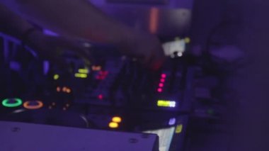 Gece kulübünde müzik erkek Dj ufuk silüeti. Bir yaşam tarzı. Parti