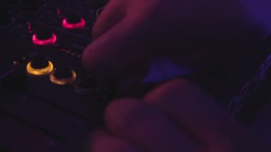 DJ ses karıştırıcı iterek düğmeleri eller. Gece kulübü. Müzik performans