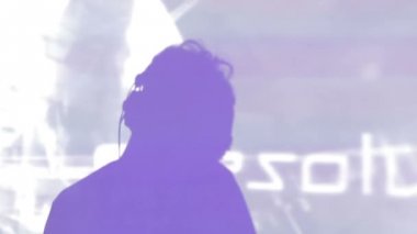 Gece kulübü ortamı. Dj siluet müzik karıştırma konsol, gerçekleştirme