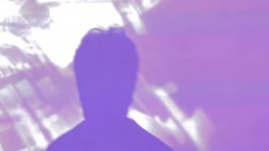 Modern müzik: gece kulübünde Dj dans silüeti. Parti atmosferi