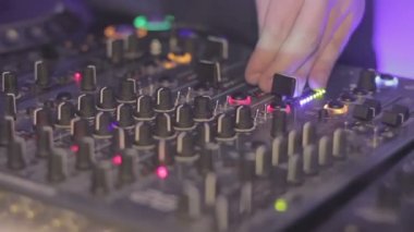 DJ karıştırma ekipman iterek düğmeleri eller. Gece kulübü ortamı