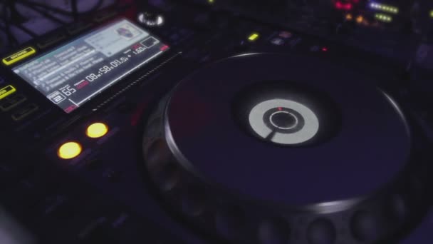 Console de mixagem moderno do DJ com entradas de canal tocando música, girando — Vídeo de Stock