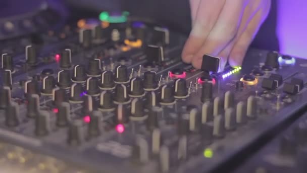 DJ mains appuyant sur les boutons sur l'équipement de mélange. Ambiance boîte de nuit — Video