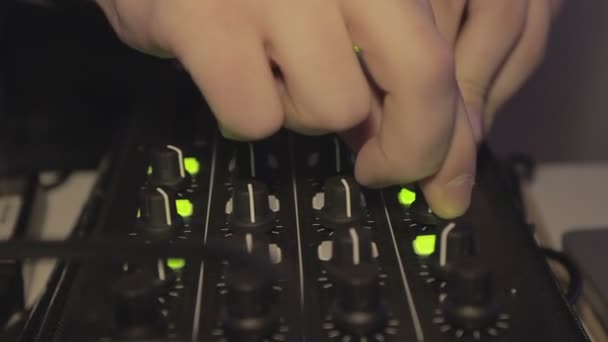 DJ dansant debout à la table de mixage, appuyant et tournant les boutons. Plaisir — Video